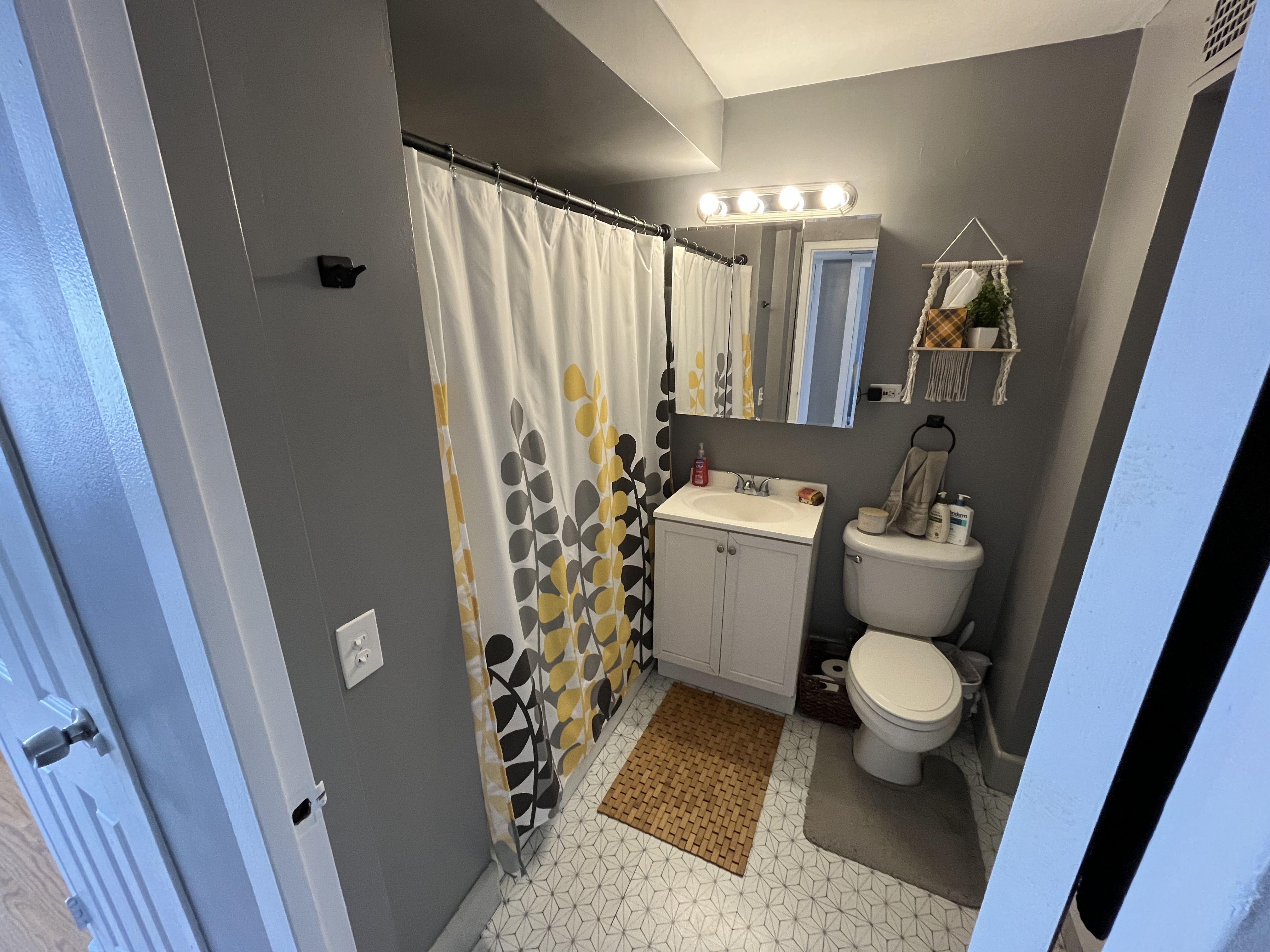 2104-24 W. Farragut Ave. 2104 W. Farragut Ave., Chicago, IL 60625 Lincoln Square - Leasing by Cross Street